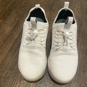 Barely worn and well taken care of! Have only worn since August!